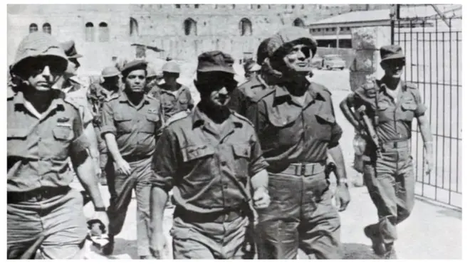 Ciidammada Israa'iil oo ku suganaa bariga Qudus sanadkii 1964