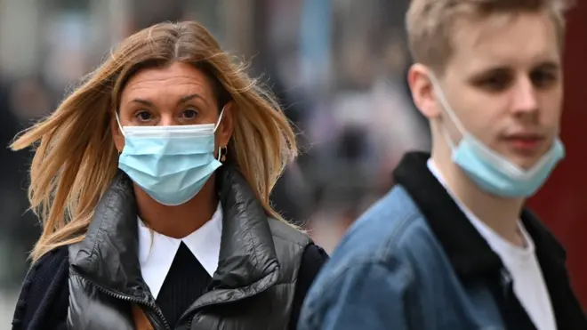 maskeli kadın ve erkek