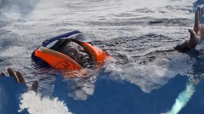 Nama galaana keessaa olchamu