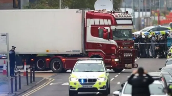 Тела были обнаружены в этой фуре, которая, по данным полиции, попала в Великобританию не совсем обычным маршрутом