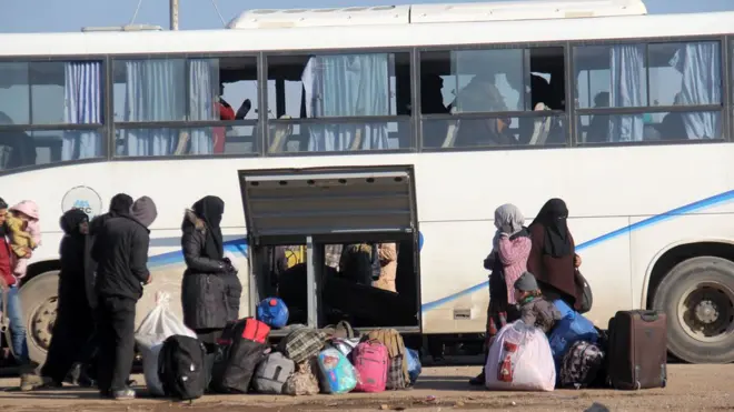 حلب سے بچے اور عورتیں بسوں میں محفوظ علاقوں میں منتقل ہو رہے ہیں