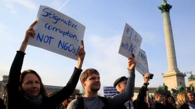 Критики законопроекта считают, что он призван стигматизировать организации, получающие иностранное финансирование