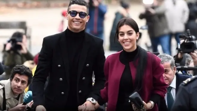 رونالدو وصل إلى المحكمة في صحبة خطيبته