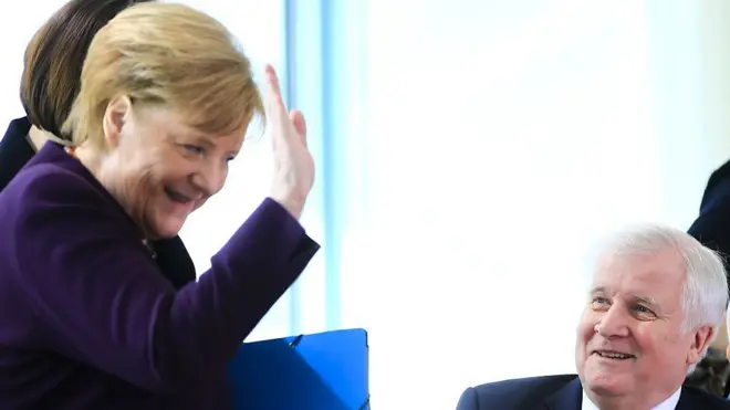 A pesar del avance de la epidemia del nuevo coronavirus, en distintas partes del mundo se han inventado divertidas formas de saludarse, como una forma de evitar el contagio.