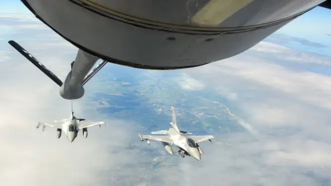 Дозаправка в воздухе - обычное упражнение для авиационных учений. На этом снимке американский танкер заправляет польский истребитель в воздухе на учениях в 2016 году