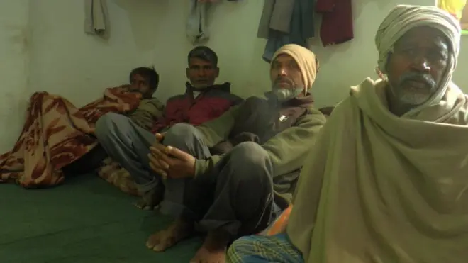 मोहम्मद मुश्ताक़ (लाल जैकेट में)