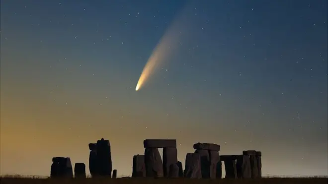 Comet-Neowise-stone-henge.