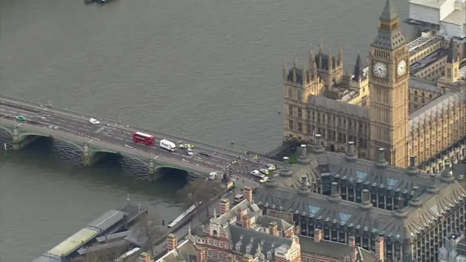 Нападение в Вестминстере: кадры с места событий