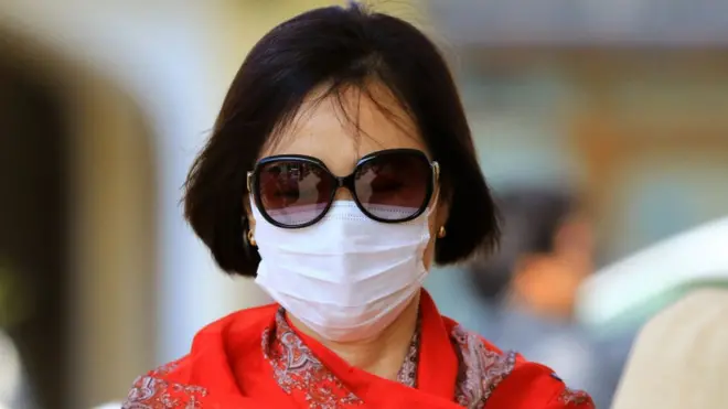 માસ્ક સાથે મહિલા