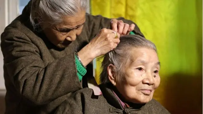 පන්සලේ වෙසෙන වැඩිහිටි සොහොයුරියන් දෙදෙනෙක්