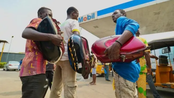 Ndị mmadụ na-ewụju n'ọdọ mmanụ ụgbọala ịzụ mmanụ