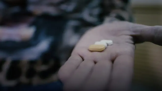 По данным федерального СПИД-центра, антиретровирусную терапию получают менее трети людей, живущих с ВИЧ.