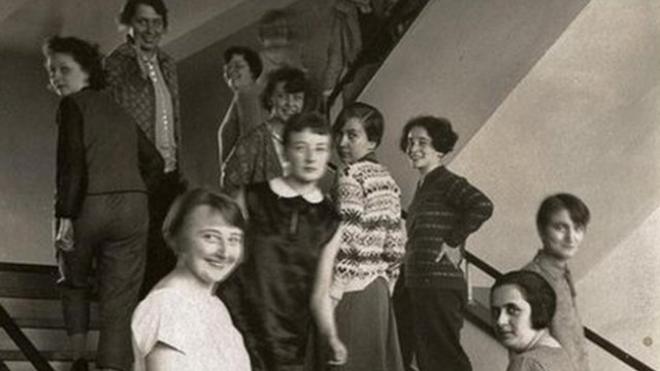 1927年德国德绍，参加编织工作坊的女性站在包豪斯大楼的楼梯上。