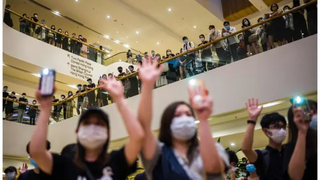 受疫情影响，香港示威转淡，但过去数周仍然有零星在商场或街头的示威。