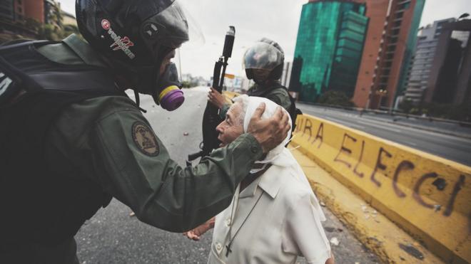 Sor Esperanza frente a soldados de la Guardia Nacional Bolivariana