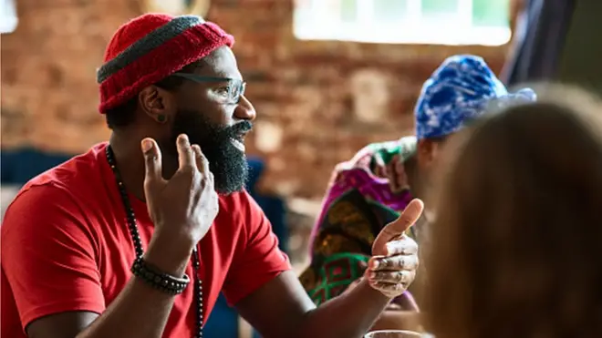 Un homme noir en train de parler