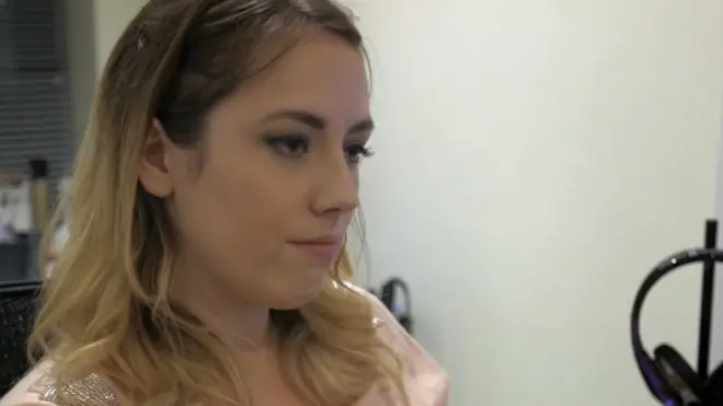 Holly está convencida de que nunca querrá hijos pero no se cree capaz de abortar, así que prefiere ligarse las trompas.