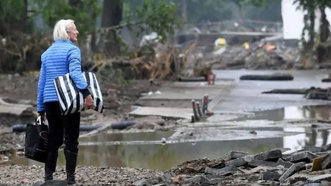 Женщина на фоне разрушений