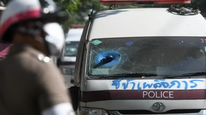 รถตู้ตำรวจได้รับความเสียหายหลังเหตุปะทะที่แยกเกียกกายและหน้ารัฐสภา