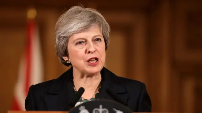 بعد يوم من استقالات في الحكومة وتوقعات متزايدة بإقالة رئيسة الوزراء البريطانية، لا يعلم أحد إلى ما ستؤول إليه الأمور بشأن خروج بريطانيا من الاتحاد الأوروبي.