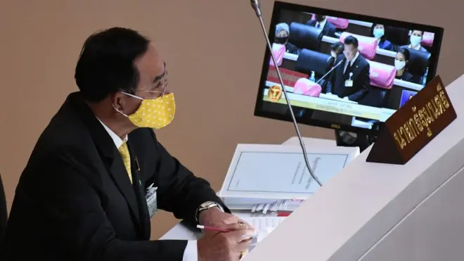 นายกฯ ฟังผู้นำฝ่ายค้านในสภาอภิปรายร่าง พ.ร.บ. งบประมาณ เมื่อปีก่อน