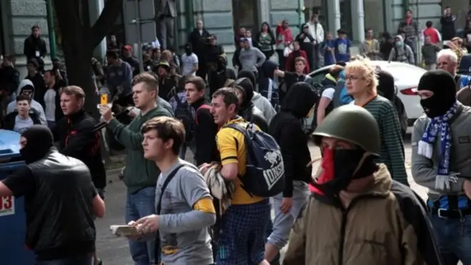 2 травня в Одесі проходив матч між місцевим "Чорноморцем" та харківським "Металістом", фанати яких долучилися до проукраїнського маршу в центрі міста