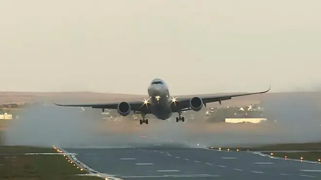 طائرة إيرباص تقلع في أجواء عاصفة