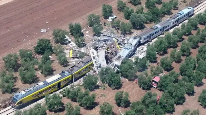 Поезда двигались навстречу друг другу по одной железнодорожной колее