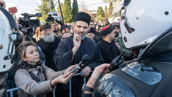 У столиці Чорногорії Подгориці зібралися кілька тисяч вірян та священників Сербської православної церкви, які протестують проти нового церквоного закону