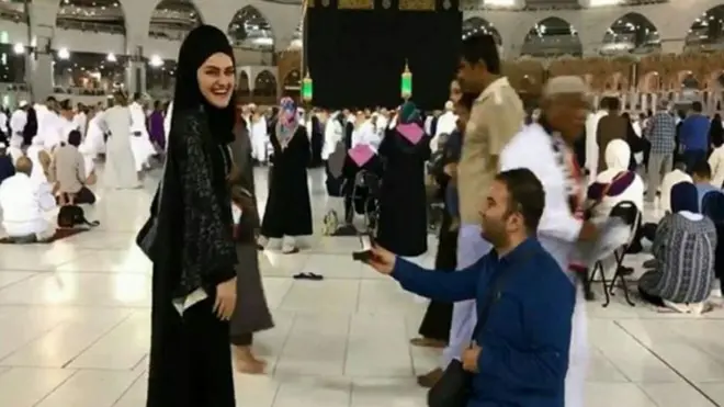 Yusuf melamar kekasihnya di depan Kabah dalam Masjidil Haram di Mekkah.