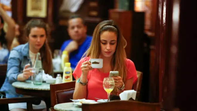 Puede pasar que en un café porteño solo haya gente sola. Es la idea: reflexionar, leer, homenajear. No es, en cambio, ir a beber un buen café.