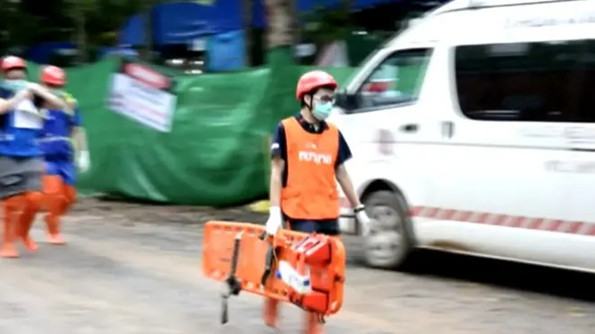 Дайверы начали доставать детей из затопленной пещеры 8 июля.