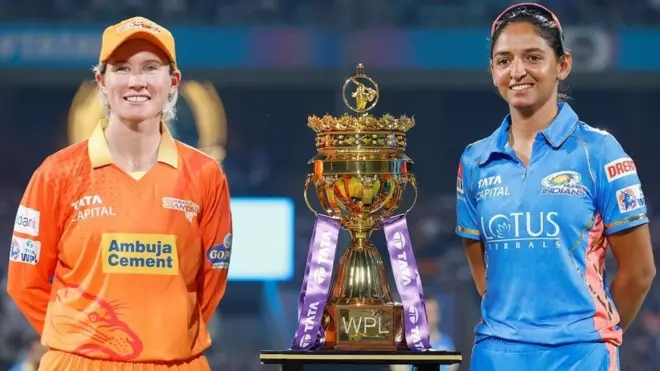 డబ్ల్యూపీఎల్ ట్రోఫీతో హర్మన్ ప్రీత్ కౌర్ (కుడి), బేత్ మూనీ (ఎడమ)