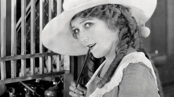 Pickford di konter bank dalam sebuah foto promosi, sekitar 1920.