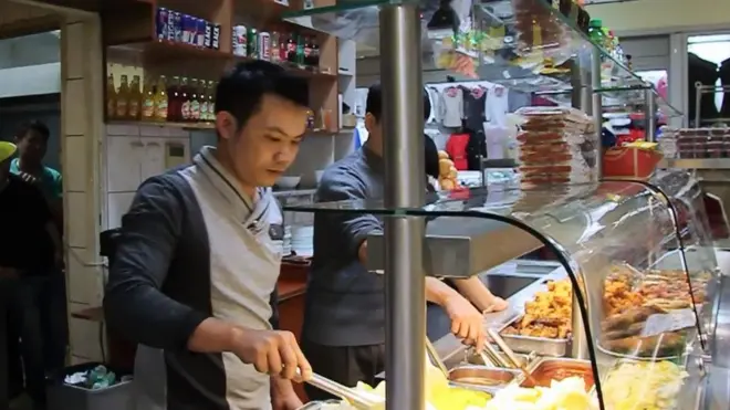 Quầy bán món ăn Việt Nam tại khu thương xá AGS