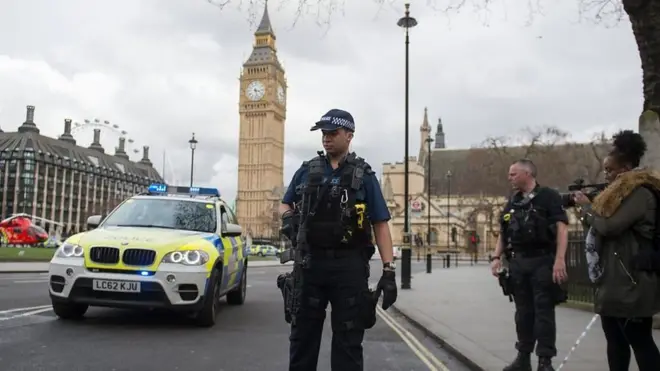 لحظة إخلاء محيط مبنى البرلمان البريطاني