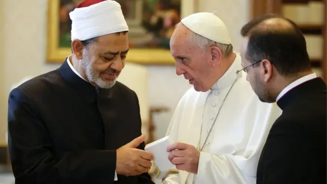 بابا الفاتيكان خلال استقباله شيخ الأزهر عام 2016