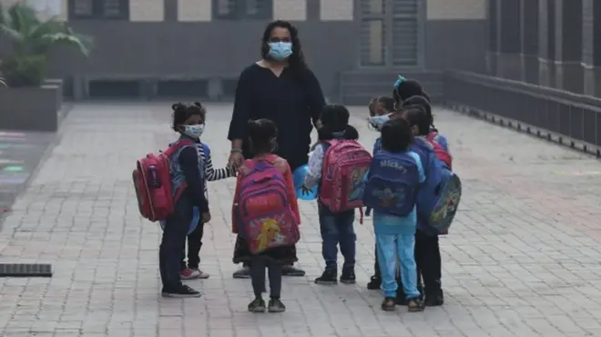 Вчителів від коіду вакцинують по всьому світу