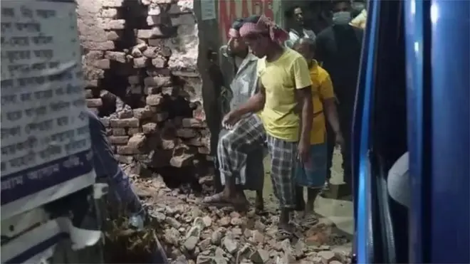 राधाकांता मंदिर की चारदिवारी का यह हिस्सा टूट गया है