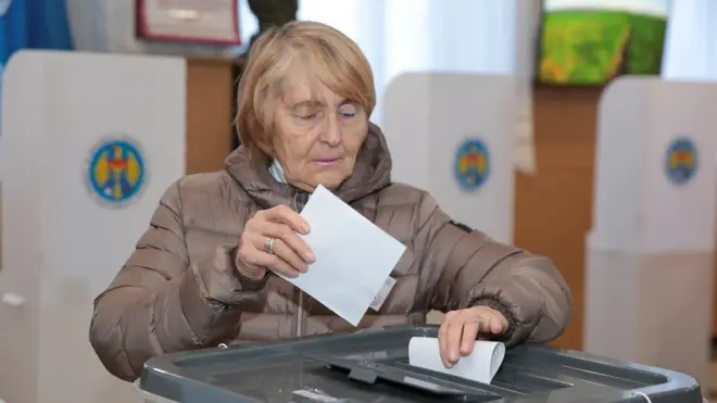 Женщина голосует