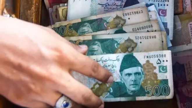 پاکستان میں نوجوانوں کو اکثر اس سوال کا سامنا رہتا ہے کہ وہ اگر اپنی بچت کردہ رقم میں اضافہ چاہتے ہیں تو سرمایہ کاری کہاں کریں۔