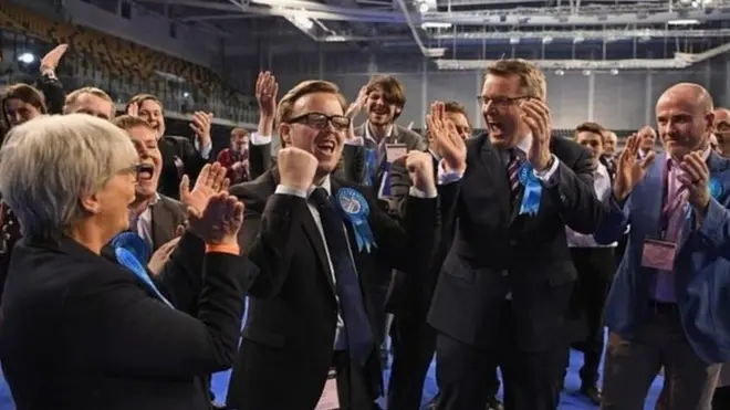 ကွန်ဆာဗေးတစ် ပါတီ အကြီးအကျယ် အောင်ပွဲဆင်