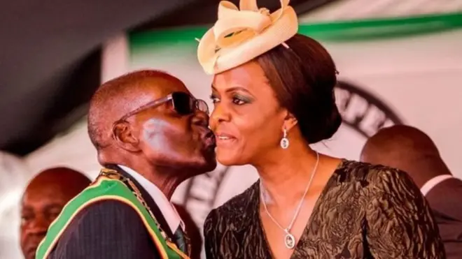 Kabla ya hotuba zake Mugabe alikuwa akimpiga busu la chini ya kidefu chake mkewe Grace.