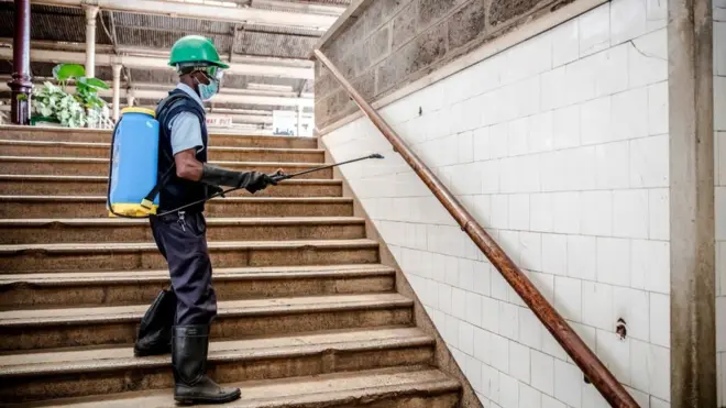 Pesin wey dey clean train station