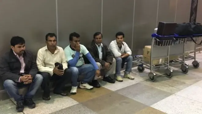 سعودی عرب سے لوٹنے والوں کے پاس نہ تو پیسے تھے اور نہ ہی ایئر پورٹ پر انھیں کئی گھنٹے تک کوئی لینے آیا