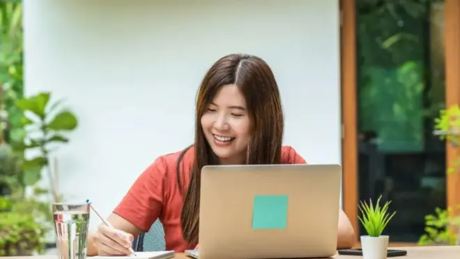 الرواتب التنافسية تسهم في الحفاظ على الموظفين حتى لا تغريهم المنظمات الأخرى بالانضمام إليها، كما هو الحال في قطاع المؤسسات الخيرية