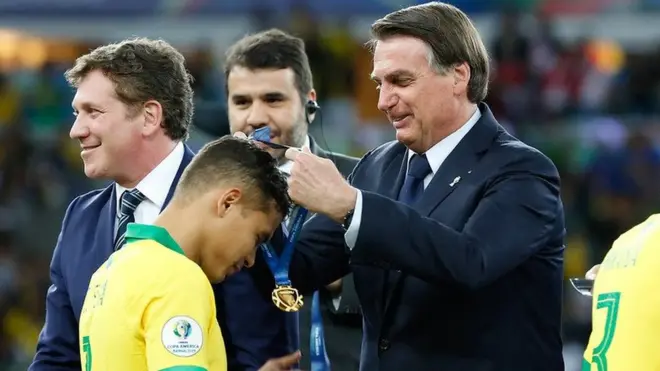 Bolsonaro entrega medalhaup bet vipouro para seleção brasileira, após vitória na Copa Américaup bet vip2019