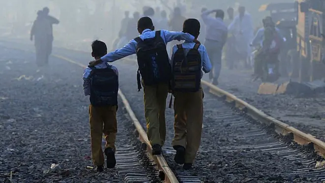 سکول کے بچے ریلوے ٹریک پر چل رہے ہیں (فائل فوٹو)