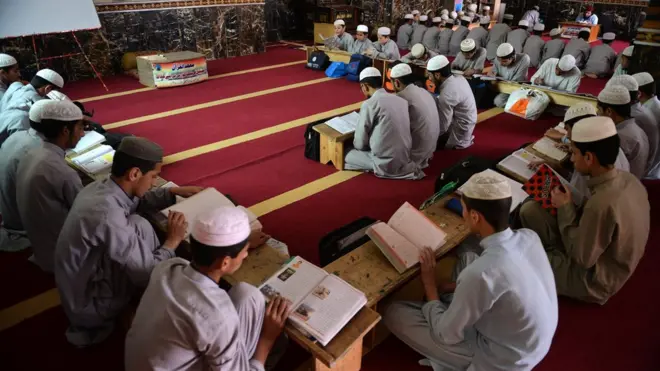 قومی ایکشن پلان کے تحت ملک بھر میں تمام دینی مدرسوں کی رجسٹریشن اور ان پر نظر رکھنے کا فیصلہ کیا گیا تھا (فائل فوٹو)