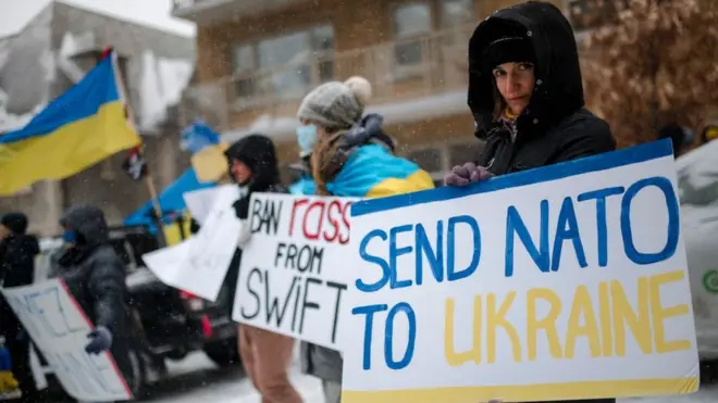 Demonstrasi warga Ukraina di Montreal, Kanada, 25 Februari 2022, meminta bantuan NATO untuk ikut melawan invasi Rusia.